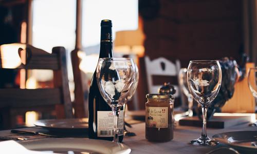 喝酒吐绿色水怎么回事 喝酒吐绿色的水是怎么回事