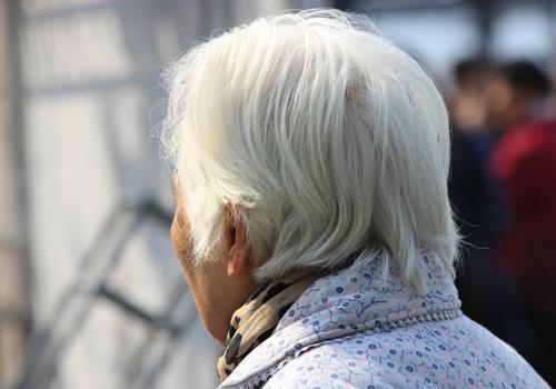 白头发吃什么能变黑（年轻人长白头发吃什么能变黑）