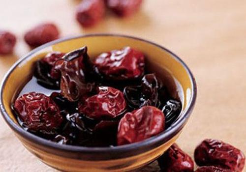 脸上有雀斑吃什么好（吃什么能有效去除脸上的雀斑）