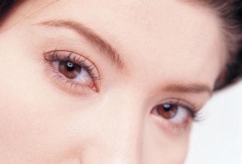 上眼皮肿是怎么回事（上眼皮肿了还有点疼怎么办）