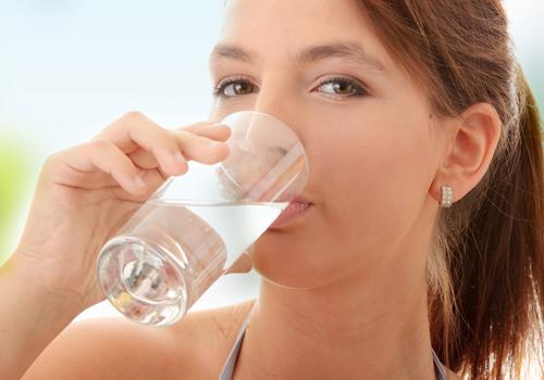 晚上睡觉口干舌燥是怎么回事 晚上睡觉的时候口干舌燥是什么病