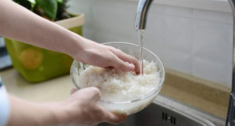 淘米水洗头发的功效与作用 淘米水洗头发的功效与作用是什么