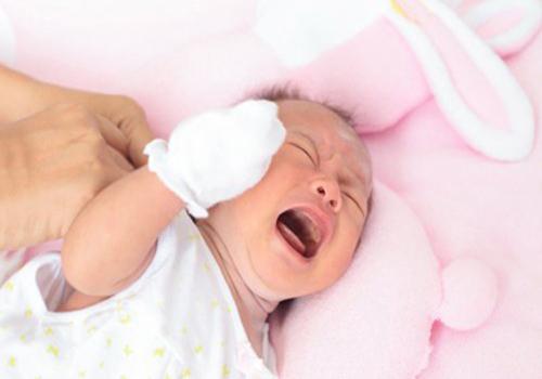 新生儿晚上换几次尿不湿 新生儿晚上换几次尿不湿好