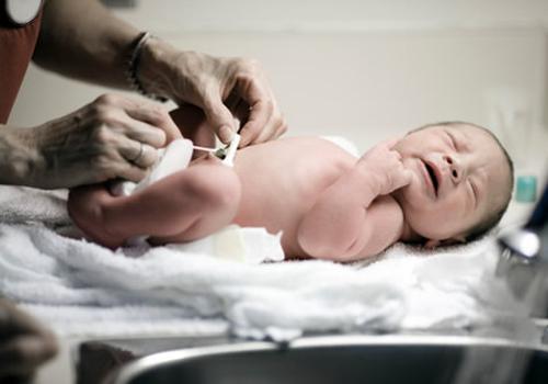 宝宝的脐带连着妈妈的哪里 胎儿脐带连在妈妈哪里