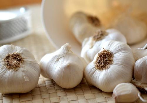 吃大蒜后怎么去味 吃了大蒜后怎么去味