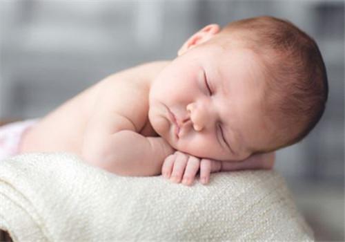 夏天宝宝睡觉头出汗怎么办（孩子夏天睡觉头出汗）