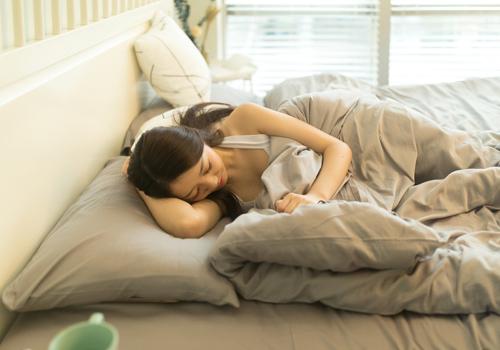 睡觉流口水是什么原因 睡觉流口水是什么原因引起的中年人