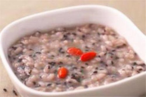 女人脱发吃什么好（女人脱发吃什么好食疗方法）