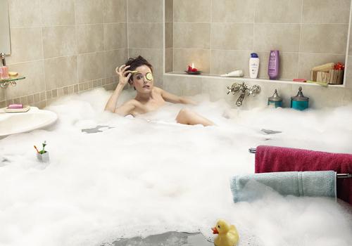 洗完澡眼睛发红怎么回事 洗完澡眼睛发红怎么回事中医