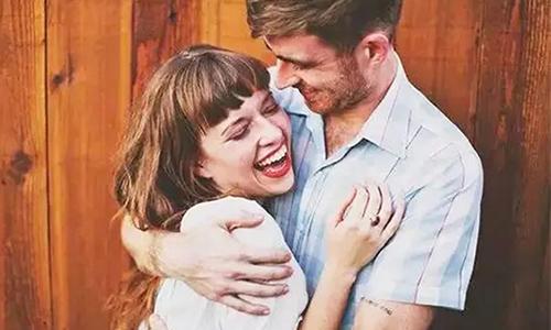 两个人在一起最重要的是什么 谈钱伤不伤感情?