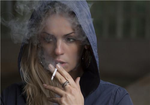 抽烟的危害有哪些（女人长期抽烟的危害有哪些）