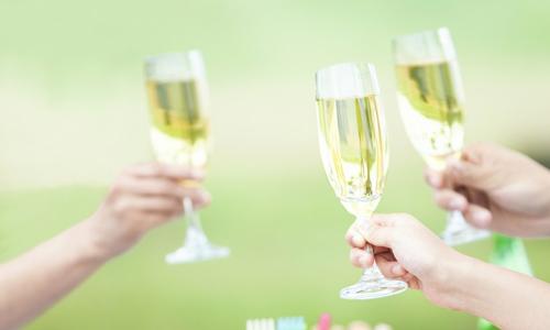 喝酒吐血怎么回事 喝酒吐血怎么回事,要不要马上送医院