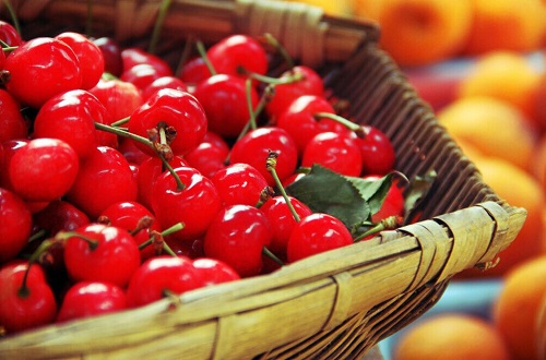 吃什么食物皮肤会变白（吃什么食物皮肤会变白变嫩）