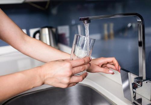 每天要喝多少水 每天要喝多少水才正常