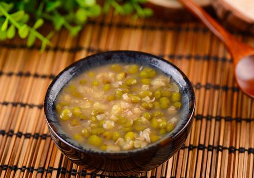 绿豆汤可以加蜂蜜吗 蜂蜜和绿豆汤能一起喝吗