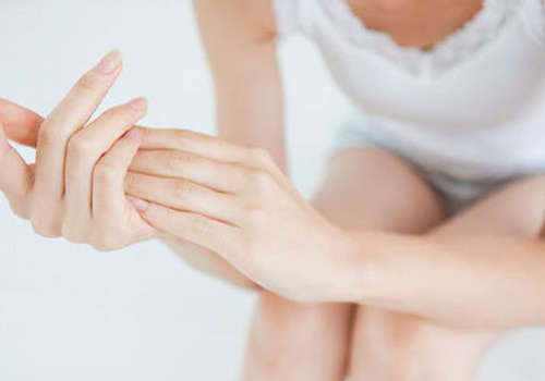 一个月没来月经是怎么回事（女性一个月没来月经是怎么回事）