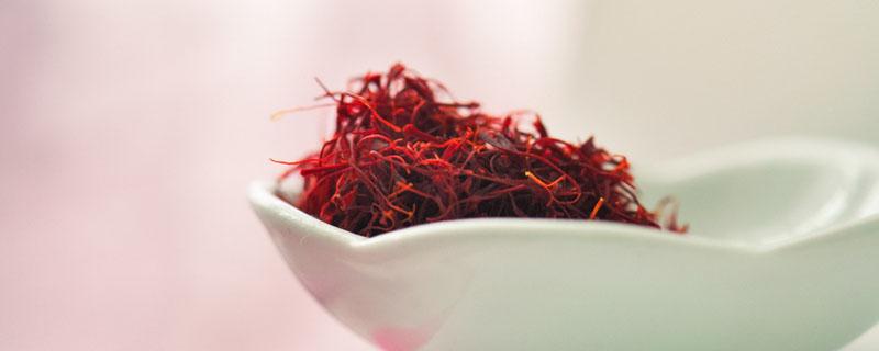 藏红花泡水可以擦脸吗（藏红花泡的水可以敷脸吗）