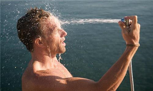 秋天洗冷水澡好吗（冬天洗冷水澡好吗）