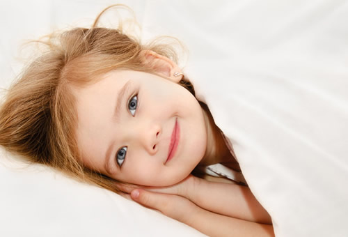 怎样让孩子自己睡（怎样让孩子自己睡觉并且觉得有安全感）