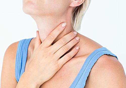 喉咙痒咳嗽可以吃鸡蛋吗（干咳嗽喉咙痒可以吃鸡蛋吗）