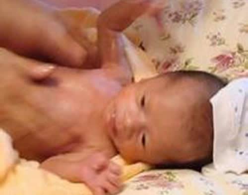 新生儿抽搐怎么办(新生儿抽搐怎么回事啊)