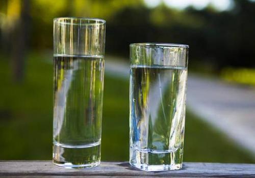 上吐下泻可以喝水吗（上吐下泻可以多喝水吗）