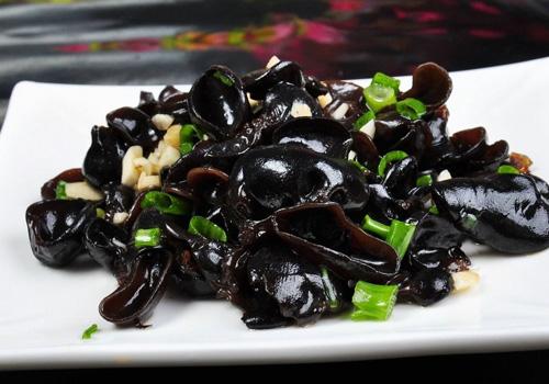 吃什么能美白排黑色素（吃什么能去黑色素增白）