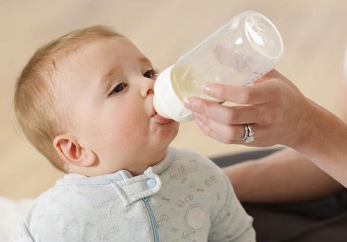 快到期的奶粉宝宝还能喝吗（婴幼儿奶粉快到期了能喝吗）
