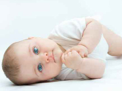 婴儿长痱子注意事项（如何避免宝宝长痱子）