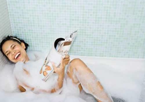 秋天要天天洗澡吗 秋天要天天洗澡吗女生