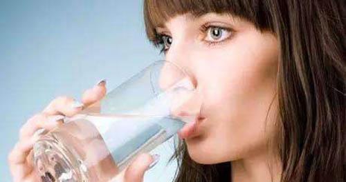 白带异常是怎么造成的（）