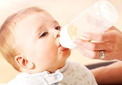 宝宝吃奶抽搐是什么原因 婴儿吃奶抽搐是什么原因