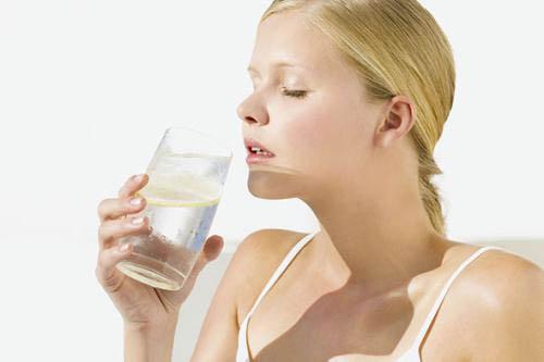 起床喝什么水（起床喝什么水能加速肠道润滑通便）