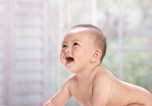 新生男宝宝乳房有硬块是怎么回事()