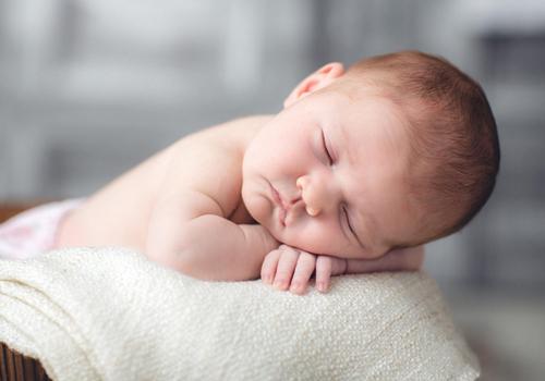 宝宝睡觉的错误睡姿（宝宝5种错误睡觉姿势）