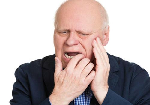 口腔溃疡两个月都没好怎么办(口腔溃疡2个月都没好)