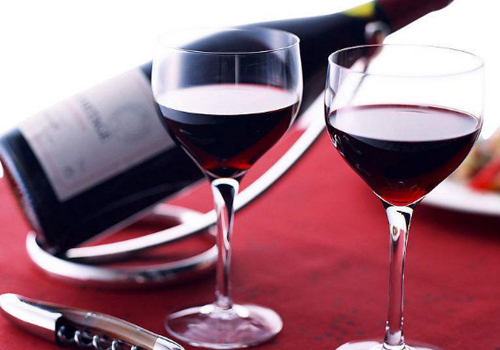 得了荨麻疹能喝酒吗(荨麻疹能喝酒不?)