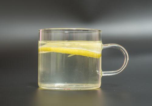 柠檬蜂蜜水用热水还是冷水 柠檬蜂蜜水用热水还是冷水泡好