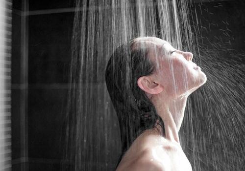 秋冬洗澡的时候要注意什么（秋冬洗澡的时候要注意什么饮食）