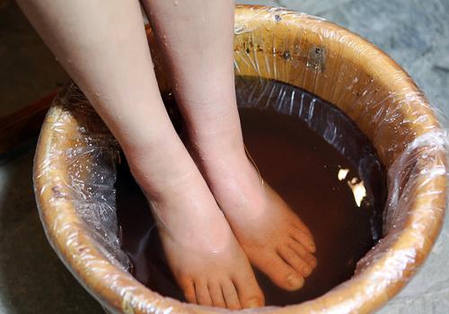 什么人不能泡脚（什么人不能泡脚时间太长）