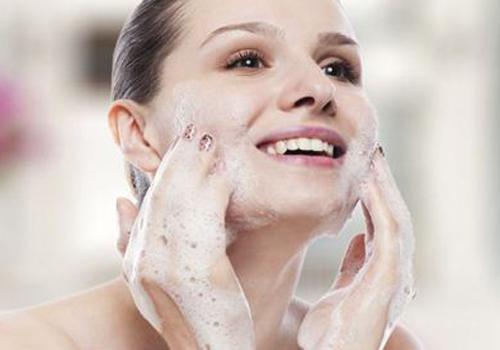 哺乳期奶水可以洗脸吗 哺乳期奶水可以擦脸吗