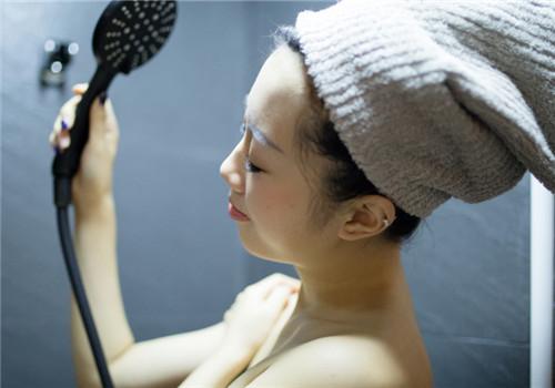 夏天坐月子能洗头发吗（夏天坐月子能洗头发吗剖腹产）