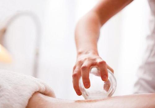 拔罐后黑紫是什么原因（肩膀拔罐后黑紫是什么原因）