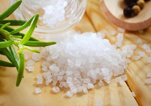 炒菜时怎样知道盐够不够（炒菜时怎样知道盐够不够了）