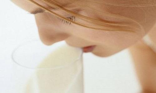 喝牛奶腹泻是怎么回事（喝牛奶腹泻是怎么回事奶拉肚子如何止泻）