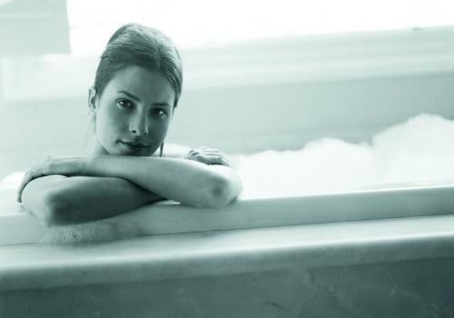 洗澡时身上搓出来的泥是什么（洗澡身上为什么会搓出泥）