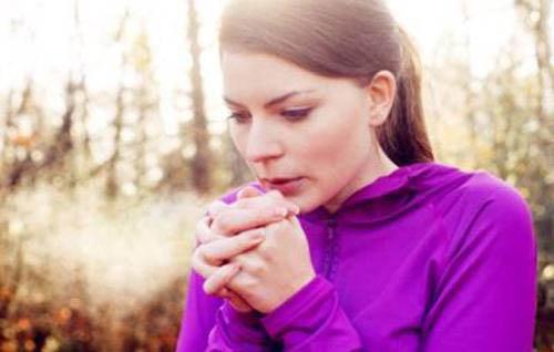 冬天手脚冰凉是怎么回事(夏天手热冬天手脚冰凉是怎么回事)