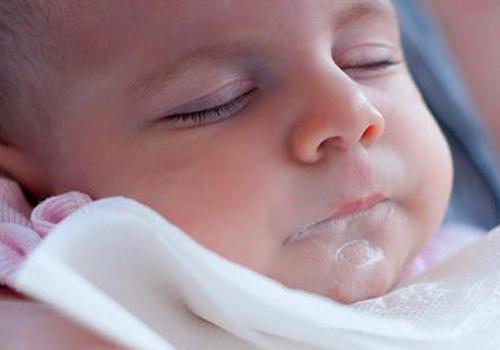 宝宝吐奶为什么有白色粉状颗粒