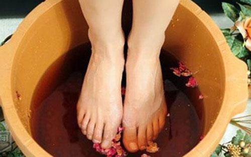 花椒泡脚的好处（花椒泡脚的好处与功效）