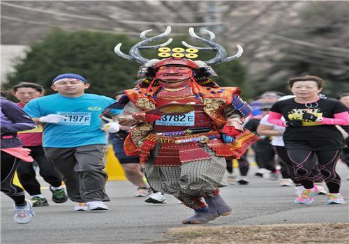 夜跑后可以吃烧烤吗(夜跑后可以吃烧烤吗中午)